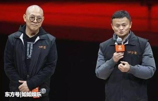 李連傑帶女兒和馬雲吃飯，身後穿黑衣的胖子是誰？說出來你都不信！