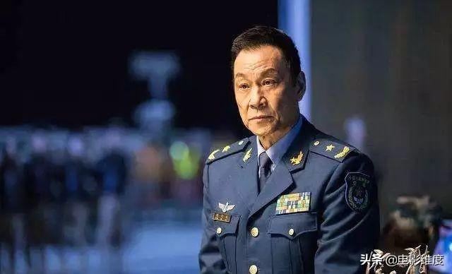 恩愛40年卻離婚了！資深影帝「50年從沒緋聞」獨寵髮妻，65歲「訴訟離婚分財產」73歲孤身一人！