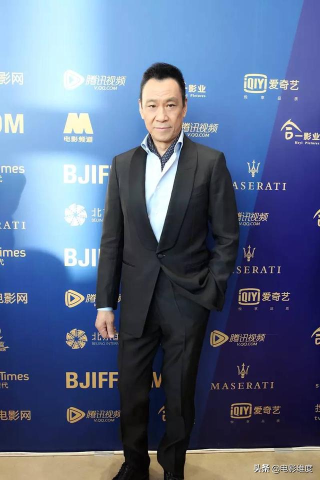 恩愛40年卻離婚了！資深影帝「50年從沒緋聞」獨寵髮妻，65歲「訴訟離婚分財產」73歲孤身一人！