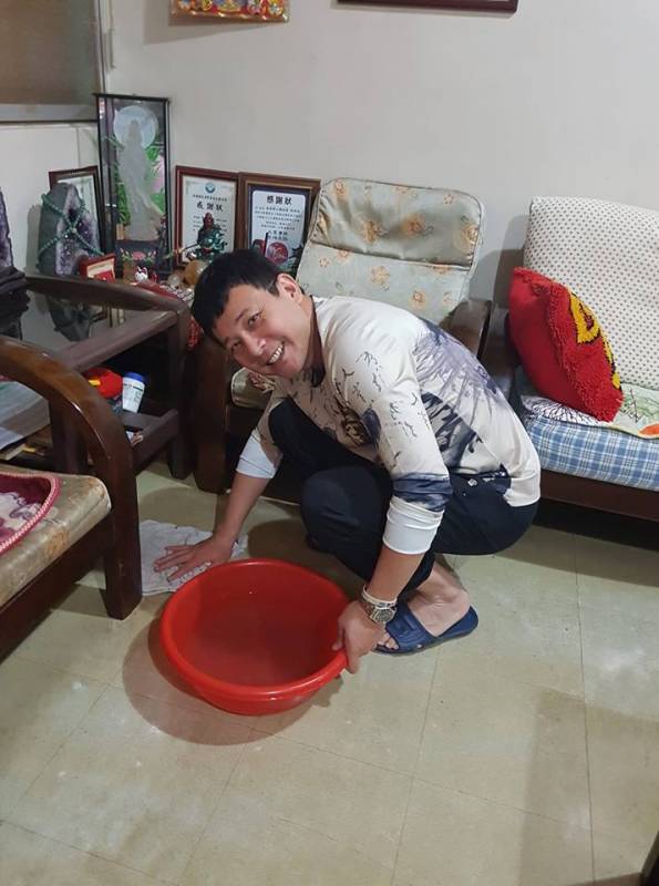 本土劇男星「照顧臥床7年老母親」拒送療養院，用身教影響2女兒：有孝才有順！