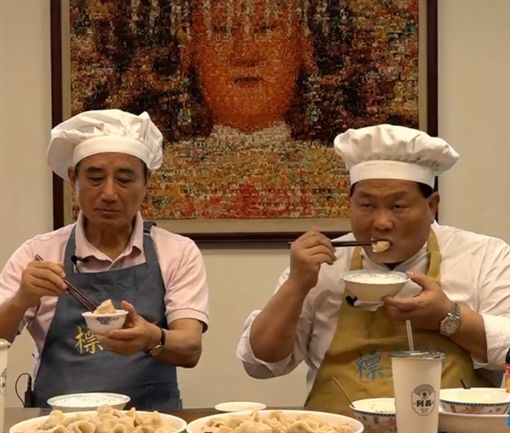 館長槓大哥賣水餃！顏清標淡定笑回：「要拚來啊！」 兩人的對決結果讓網友相當期待～