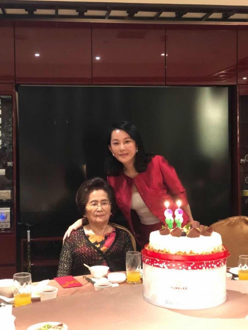 《包青天》花旦引退8年近況曝光！凍齡有術「60歲維持24腰」老友陳鴻直呼：簡直藝術品！