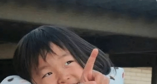3歲女兒打碎了爸爸的手機，爸爸的做法，毀掉了女兒的一生！