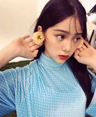 歐陽娜娜「雀斑爬滿臉+大厚紅唇」新妝容曝光！網崩潰：媽呀好醜！