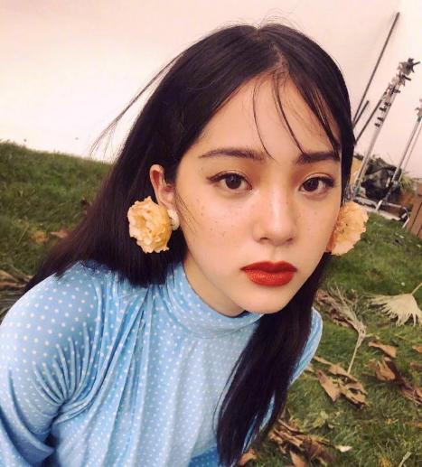 歐陽娜娜「雀斑爬滿臉+大厚紅唇」新妝容曝光！網崩潰：媽呀好醜！