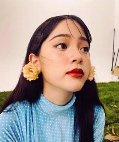 歐陽娜娜「雀斑爬滿臉+大厚紅唇」新妝容曝光！網崩潰：媽呀好醜！