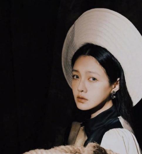 歐陽娜娜「雀斑爬滿臉+大厚紅唇」新妝容曝光！網崩潰：媽呀好醜！