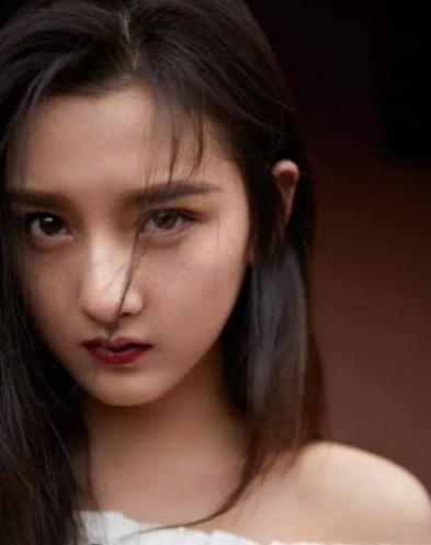 歐陽娜娜「雀斑爬滿臉+大厚紅唇」新妝容曝光！網崩潰：媽呀好醜！