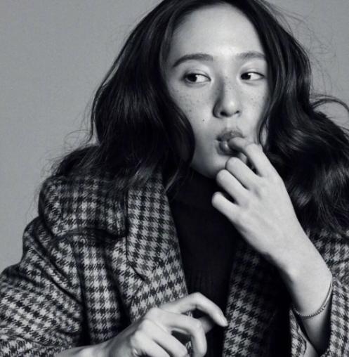 歐陽娜娜「雀斑爬滿臉+大厚紅唇」新妝容曝光！網崩潰：媽呀好醜！