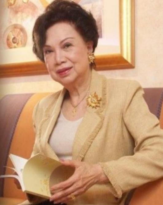 著90歲香港電視首位女演員去世，很多人得知這個消息都感到很震撼，歌王曬最後合照