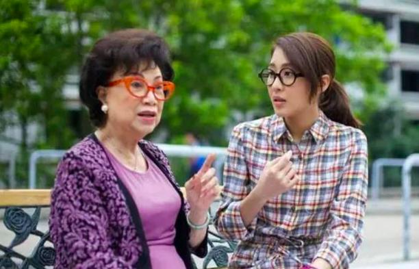 著90歲香港電視首位女演員去世，很多人得知這個消息都感到很震撼，歌王曬最後合照
