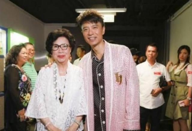 著90歲香港電視首位女演員去世，很多人得知這個消息都感到很震撼，歌王曬最後合照