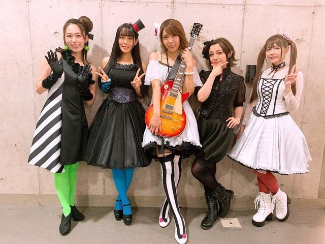 《K-ON!》10週年，聲優們COS成了自己配音的角色，再度同台演出