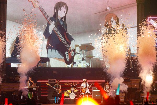 《K-ON!》10週年，聲優們COS成了自己配音的角色，再度同台演出