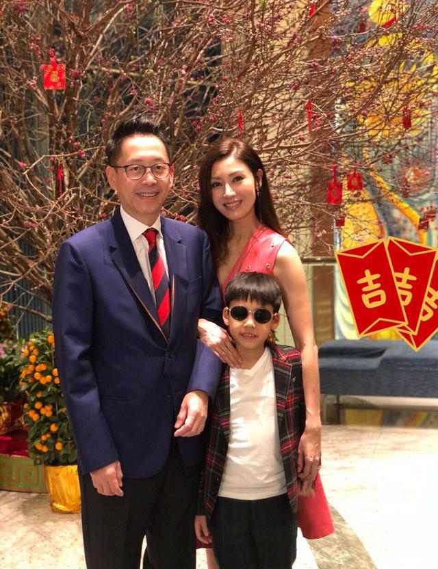 都快50歲了，沒想到你比關之琳還美啊！李嘉欣近照終於被曝光了 !