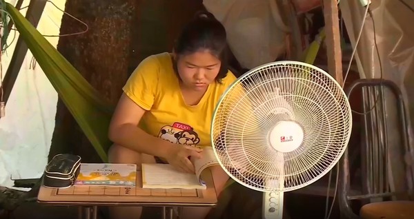 眼見國三女與母親一起「擠漏水房屋」苦讀考上第一志願 房東決定送上大禮「獎勵她」！