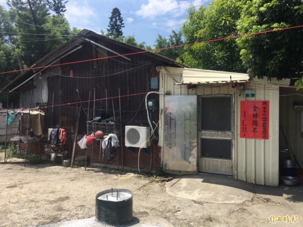眼見國三女與母親一起「擠漏水房屋」苦讀考上第一志願 房東決定送上大禮「獎勵她」！