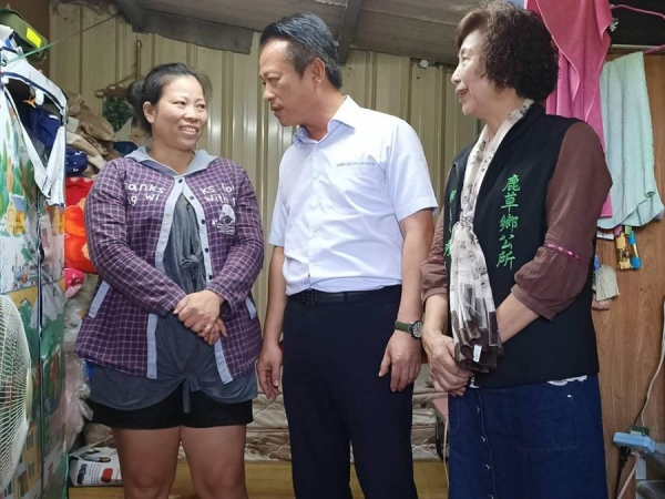 眼見國三女與母親一起「擠漏水房屋」苦讀考上第一志願 房東決定送上大禮「獎勵她」！