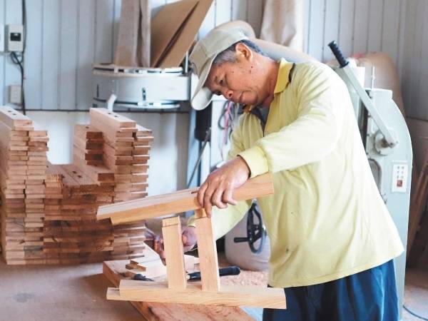 木工感嘆「薪水30年不漲」網友一看到收入，羨慕喊：10天就抵我1個月了 !