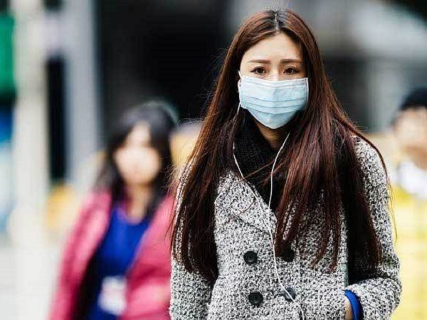 黑絲辣妹等紅燈，驚見裙底連著一條「充電線」！網友看了都害羞：都內八了別問了！
