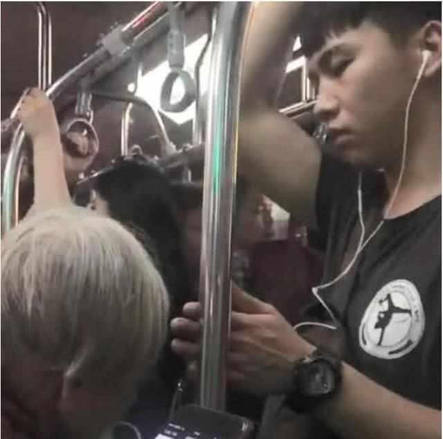 善良無所不在，小哥聽耳機裝睡一的動作「獲10萬粉絲」稱讚，這是最好的炫富，炫了自己的修養！