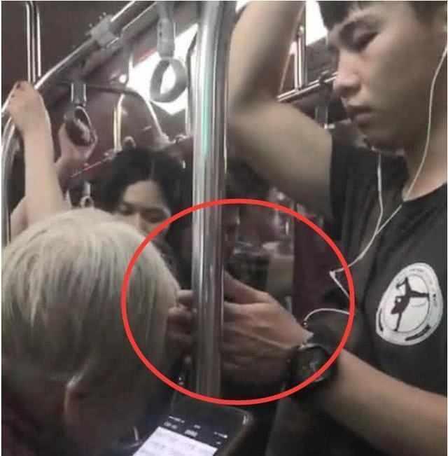 善良無所不在，小哥聽耳機裝睡一的動作「獲10萬粉絲」稱讚，這是最好的炫富，炫了自己的修養！