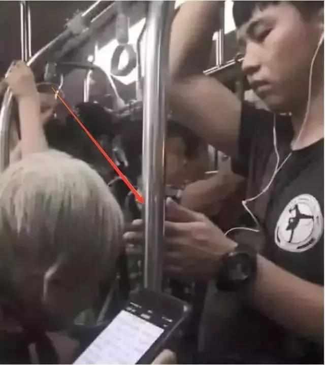 善良無所不在，小哥聽耳機裝睡一的動作「獲10萬粉絲」稱讚，這是最好的炫富，炫了自己的修養！