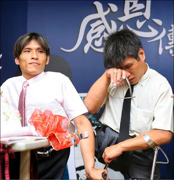 忠仁告別式！連體嬰哥哥最後一程「人生是爬出來的」惹哭全場　生前「最後的遺願」弟弟幫他實現了