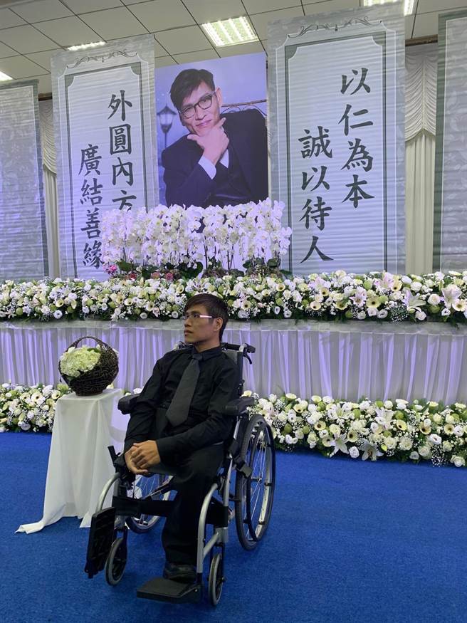 忠仁告別式！連體嬰哥哥最後一程「人生是爬出來的」惹哭全場　生前「最後的遺願」弟弟幫他實現了