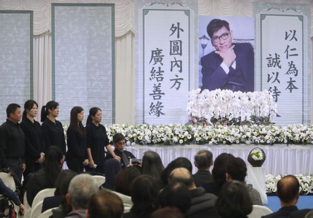 忠仁告別式！連體嬰哥哥最後一程「人生是爬出來的」惹哭全場　生前「最後的遺願」弟弟幫他實現了
