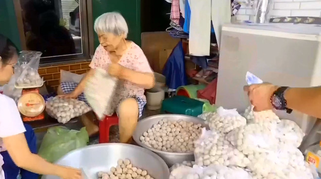 兒子癌逝，孫子車禍昏迷，高雄76歲阿嬤「拒絕捐款」賣魚丸籌錢救孫，希望大家能夠來品嘗古早味！
