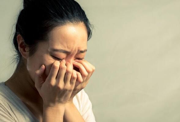 當年「丈夫出軌」我恨透了他們，如今「破壞我婚姻的小三」卻哭著下跪求我救救前夫.
