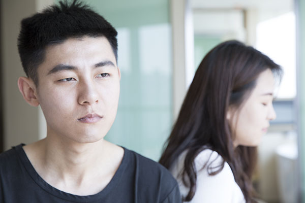 當年「丈夫出軌」我恨透了他們，如今「破壞我婚姻的小三」卻哭著下跪求我救救前夫.