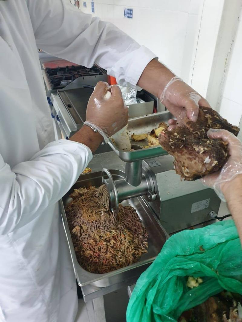 客人吃剩一堆...五星主廚製成「高級狗食」　讓收容所浪浪再也不挨餓~~~