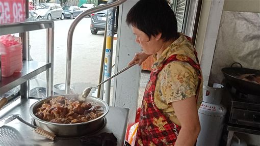 急需大家幫忙！ 「快撐不住」 阿嬤苦撐小吃店日賺百元，只為養活「左眼全盲、發育遲緩」的幼孫！