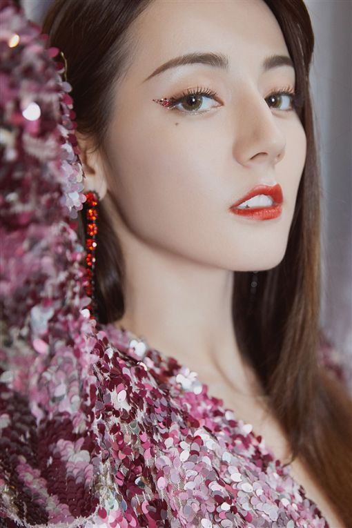 女神迪麗熱巴自嘲「我是家族最醜的」網不信！校花級表妹曝光「超仙五官美翻」粉絲服了：基因太強