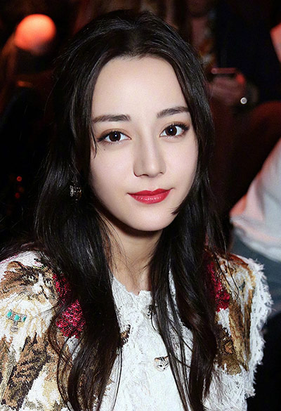 女神迪麗熱巴自嘲「我是家族最醜的」網不信！校花級表妹曝光「超仙五官美翻」粉絲服了：基因太強