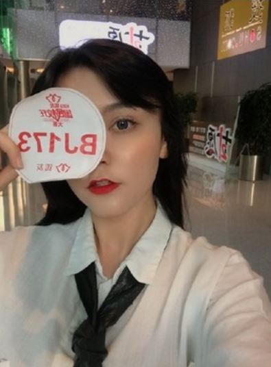 女神迪麗熱巴自嘲「我是家族最醜的」網不信！校花級表妹曝光「超仙五官美翻」粉絲服了：基因太強