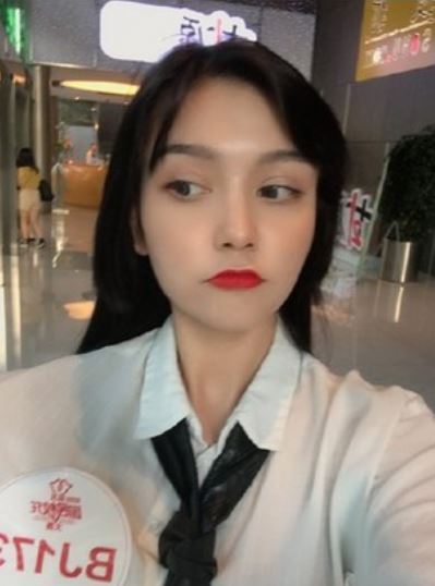 女神迪麗熱巴自嘲「我是家族最醜的」網不信！校花級表妹曝光「超仙五官美翻」粉絲服了：基因太強