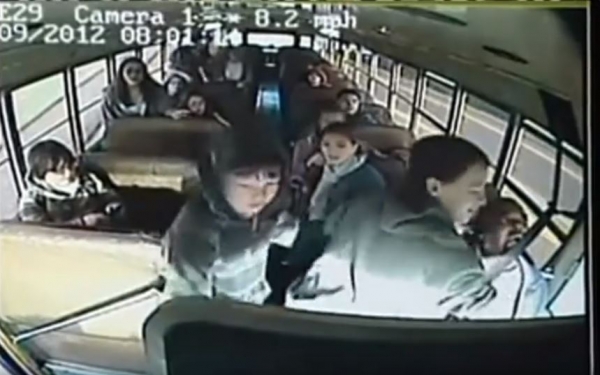 校車司機開到一半昏倒！車子失控亂竄，小男孩看準時機「超機智舉動」拯救全車人！
