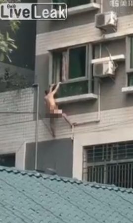 和人妻偷情到一半....結果老公回來！小王攀窗慘墜樓！網友：「報應來得真快！」