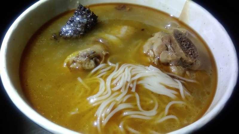 麻油雞突然歇業一個月！熟客問「老闆娘呢？」老闆淚泣自責：她走了！