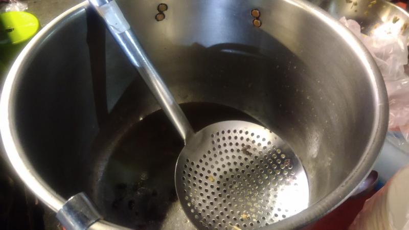 麻油雞突然歇業一個月！熟客問「老闆娘呢？」老闆淚泣自責：她走了！