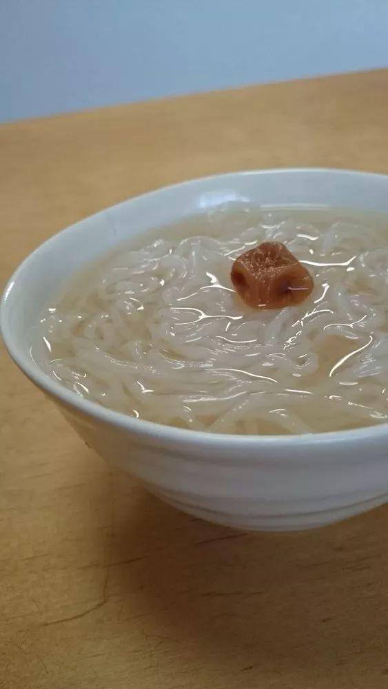 老婆又出去喝酒，日本大叔被迫獨自做飯，一到發工資，畫風開始逐漸「變態」...