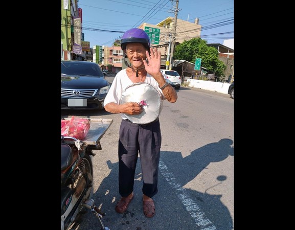 83歲「叭噗阿伯」冰蓋掉了！泛淚沿街找，熱心網友紛紛助尋，奇蹟讓2萬人好感動！