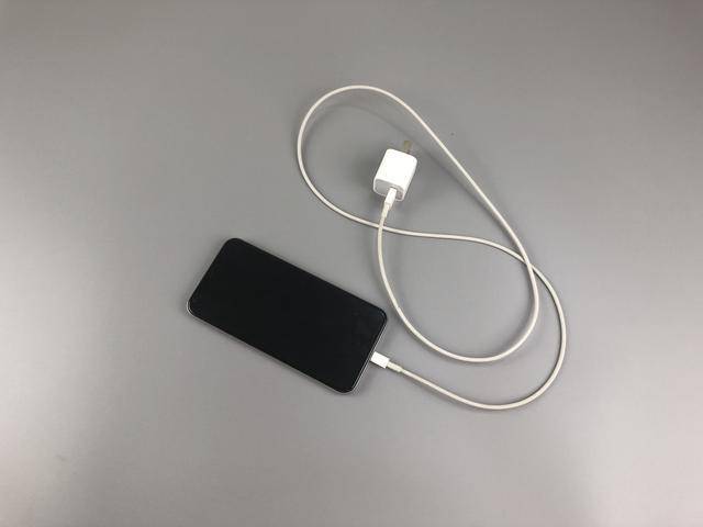 晚上手機充電，10個人里8個錯，給手機充電的這5個誤區 !