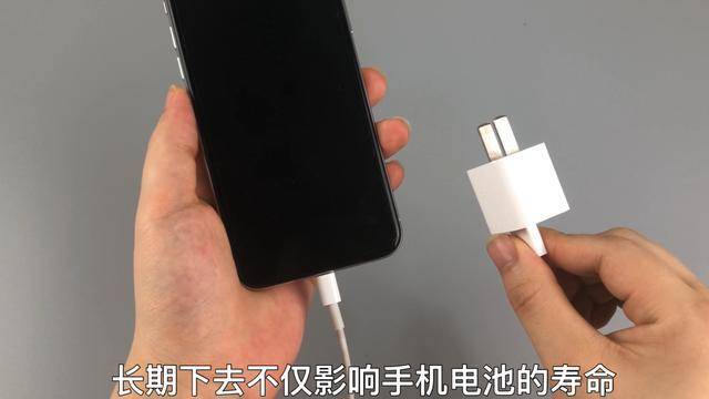 晚上手機充電，10個人里8個錯，給手機充電的這5個誤區 !