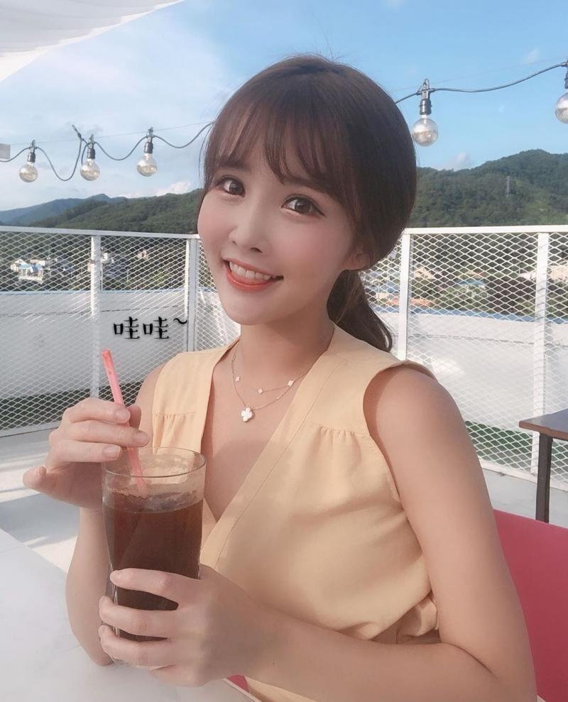 出賣我漂亮同事的IG，裡頭有太多她的美麗照片! ! !