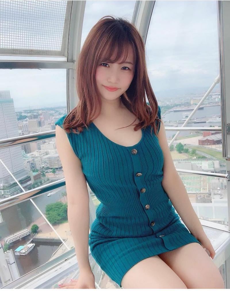 日本小姐姐玉米身穿連身衣裙在摩天輪上拍照給粉絲們看，粉絲發言看見凍末條~