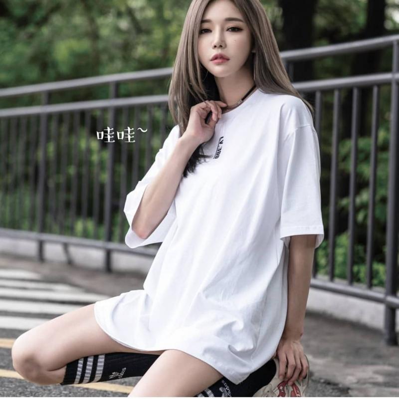 芯妹子愛穿男生寬衣，但擋不住她的美豔~ 網友大呼太美了！